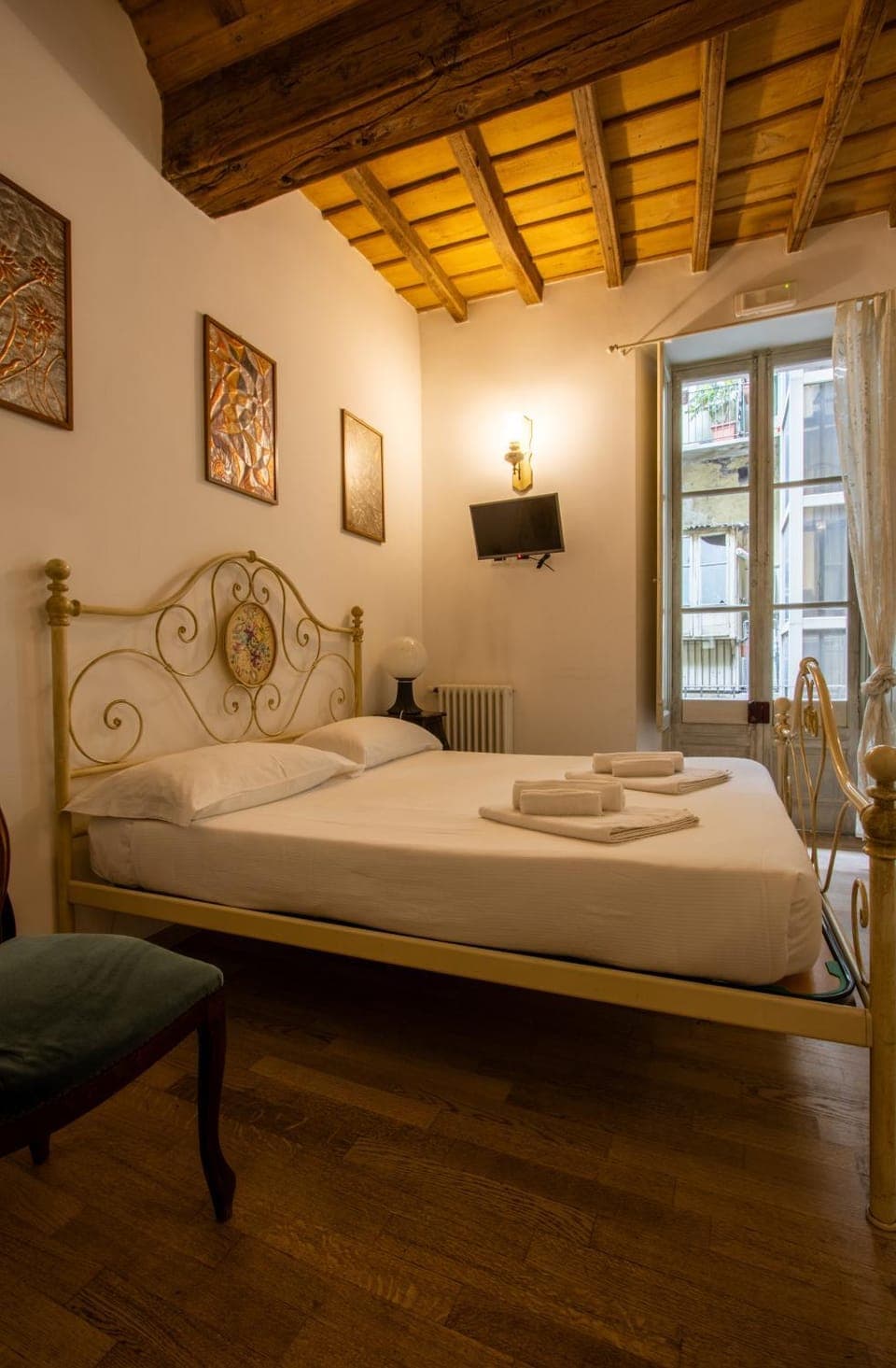 Bed, TV and multimedia, Bedroom, Inner courtyard view, towels, air conditioner