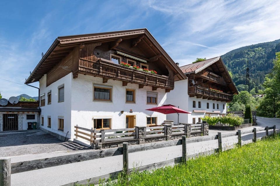 Property building, Day, Summer, View (from property/room), Parking