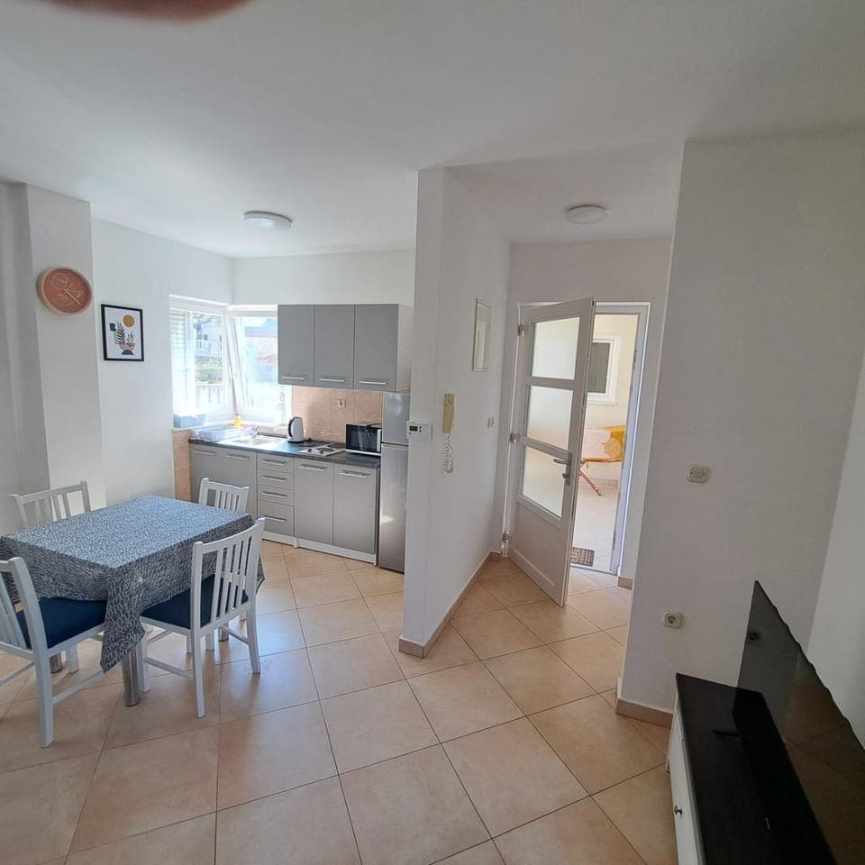 Kitchen or kitchenette, Dining area, minibar, stove