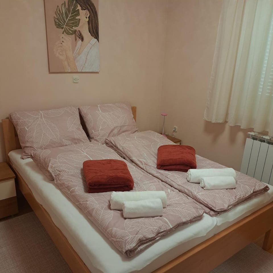 Bed, Photo of the whole room, Bedroom, towels