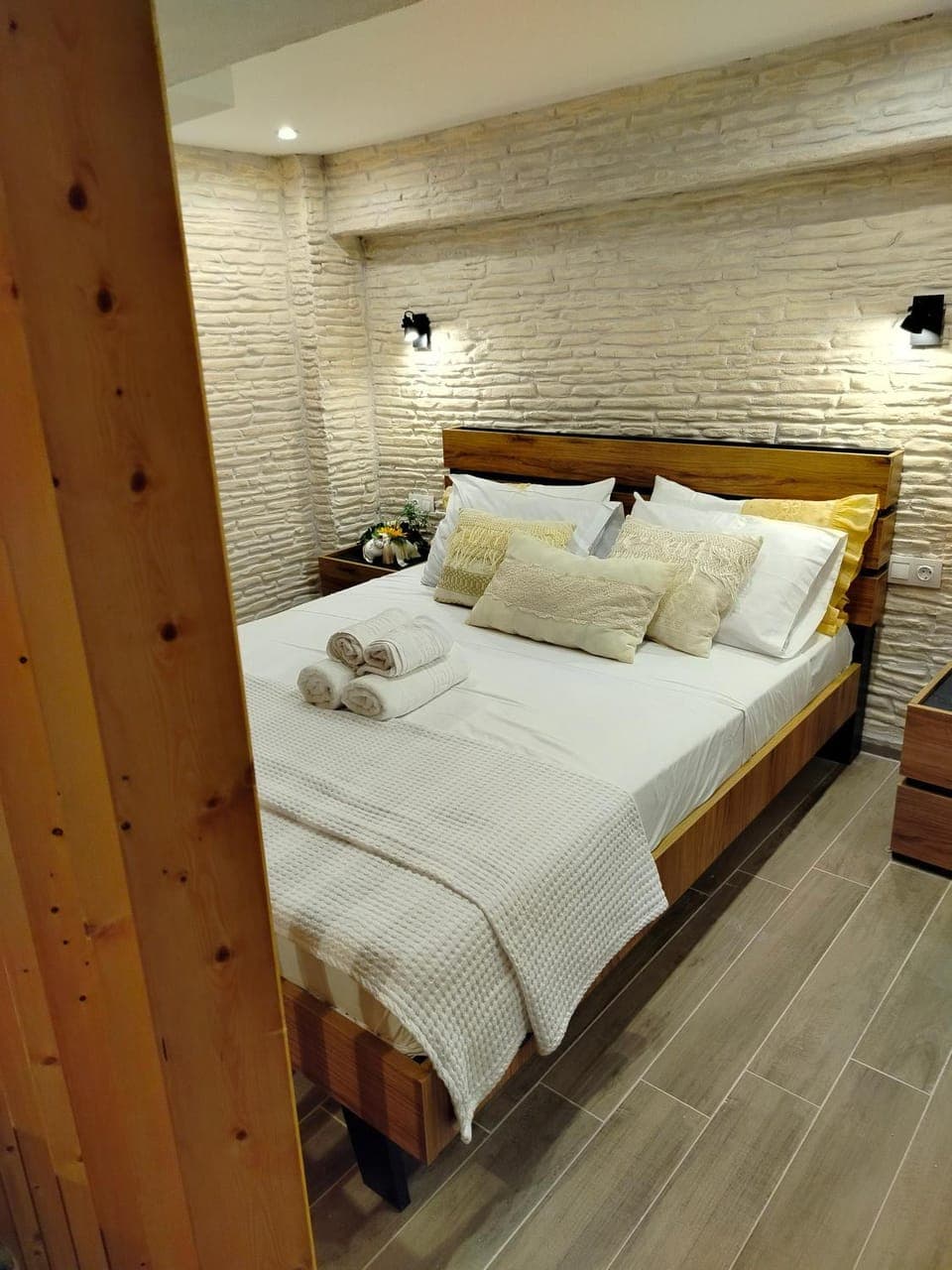 Bed, Photo of the whole room, Bedroom, towels