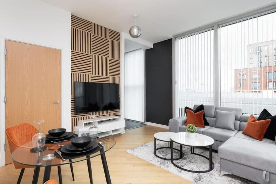 Communal lounge/ TV room, TV and multimedia, Living room, Seating area, Evening entertainment