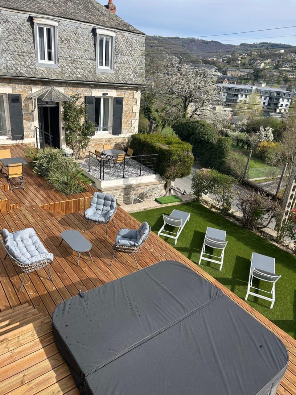 Property building, Patio, Day, Natural landscape, Garden, Garden view, Mountain view, sunbed