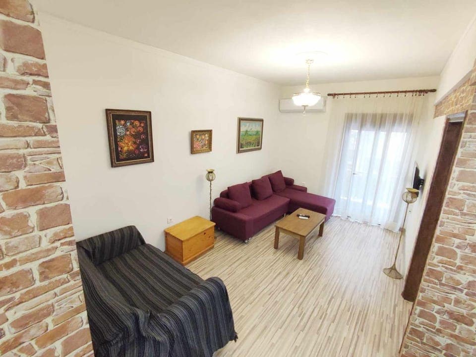 TV and multimedia, Living room, Seating area, locker, air conditioner