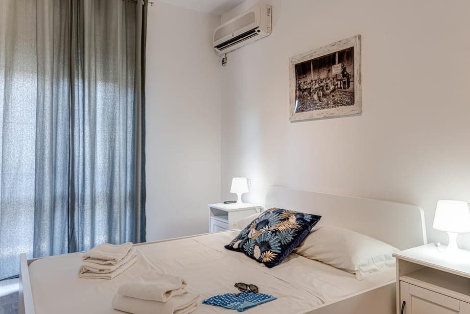 Bed, Bedroom, towels, air conditioner