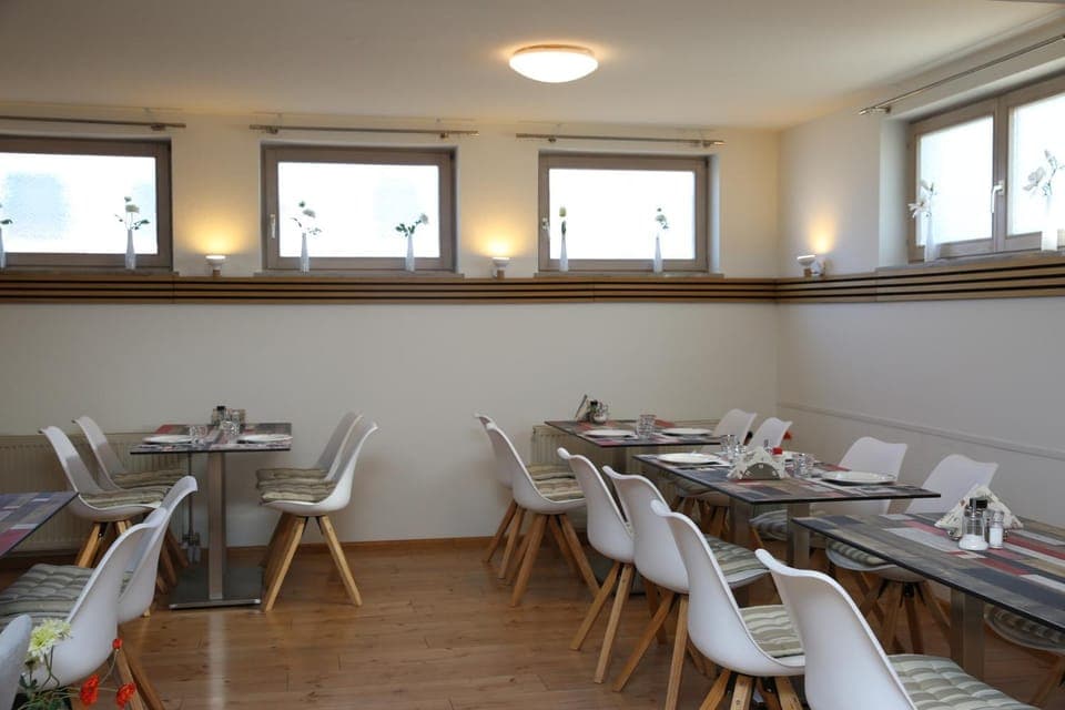 Restaurant/places to eat, Banquet/Function facilities, Seating area