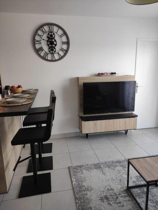 Communal lounge/ TV room, TV and multimedia, Living room, Seating area, Dining area, hair dresser, locker