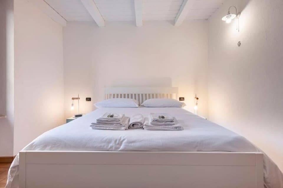 Bed, Bedroom, towels