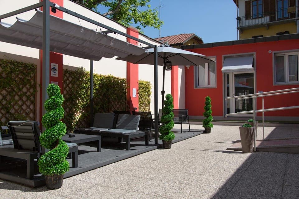 Property building, Patio, Day, Garden, Balcony/Terrace, Seating area