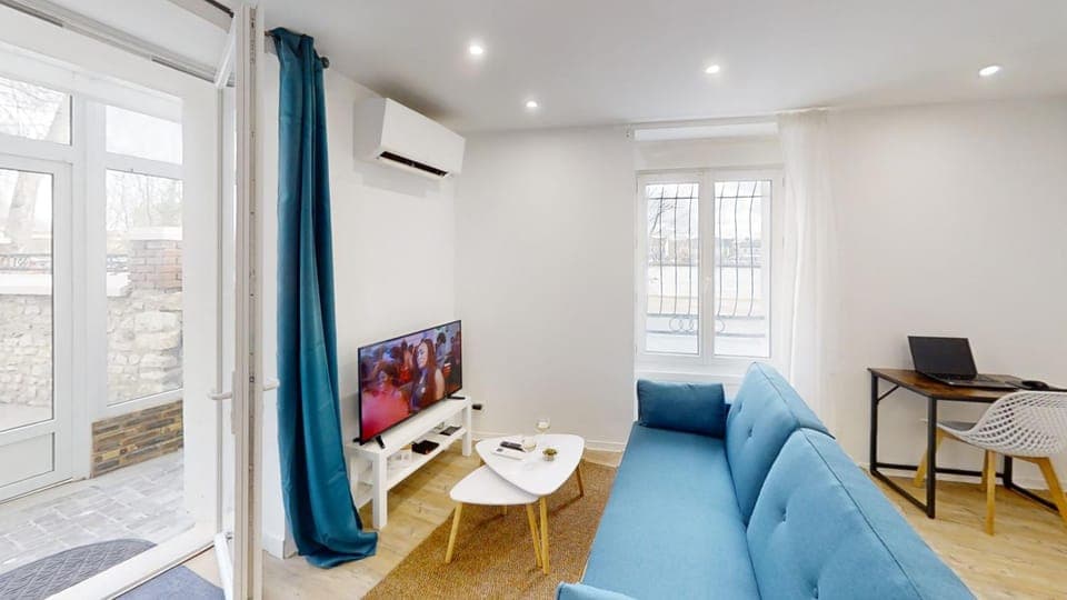 Communal lounge/ TV room, TV and multimedia, Living room, Seating area, air conditioner