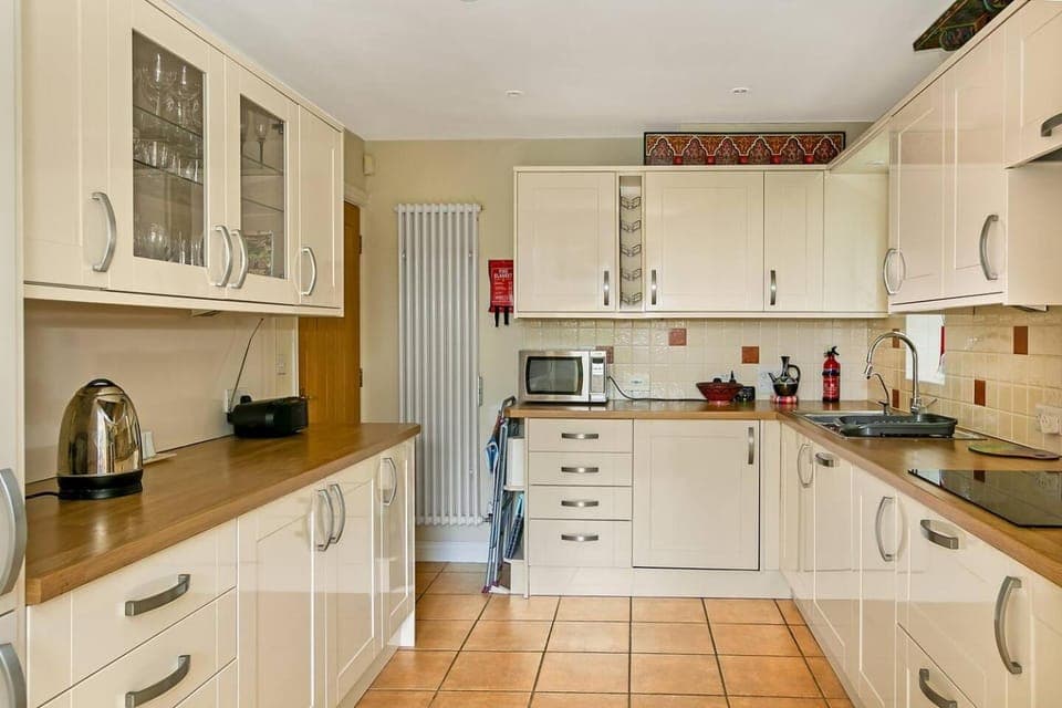 Coffee/tea facilities, Kitchen or kitchenette, dishwasher, oven, stove, toaster