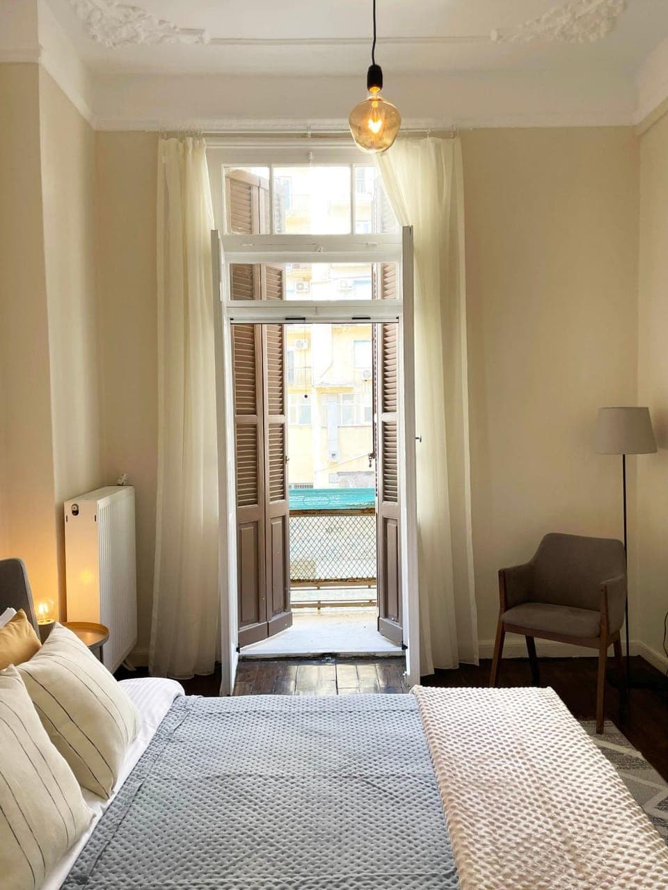 Bed, Photo of the whole room, Seating area, Bedroom