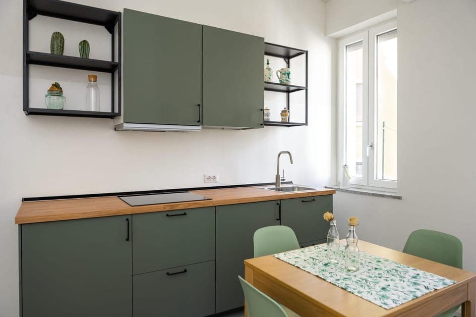 Kitchen or kitchenette, Dining area, stove