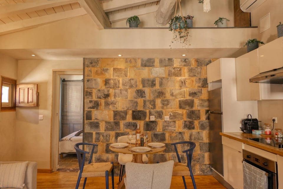 Kitchen or kitchenette, Dining area, pet friendly, stove