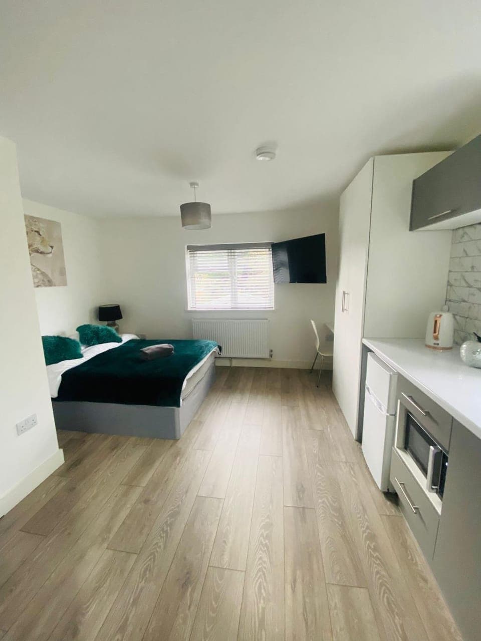 TV and multimedia, Coffee/tea facilities, Kitchen or kitchenette, Photo of the whole room