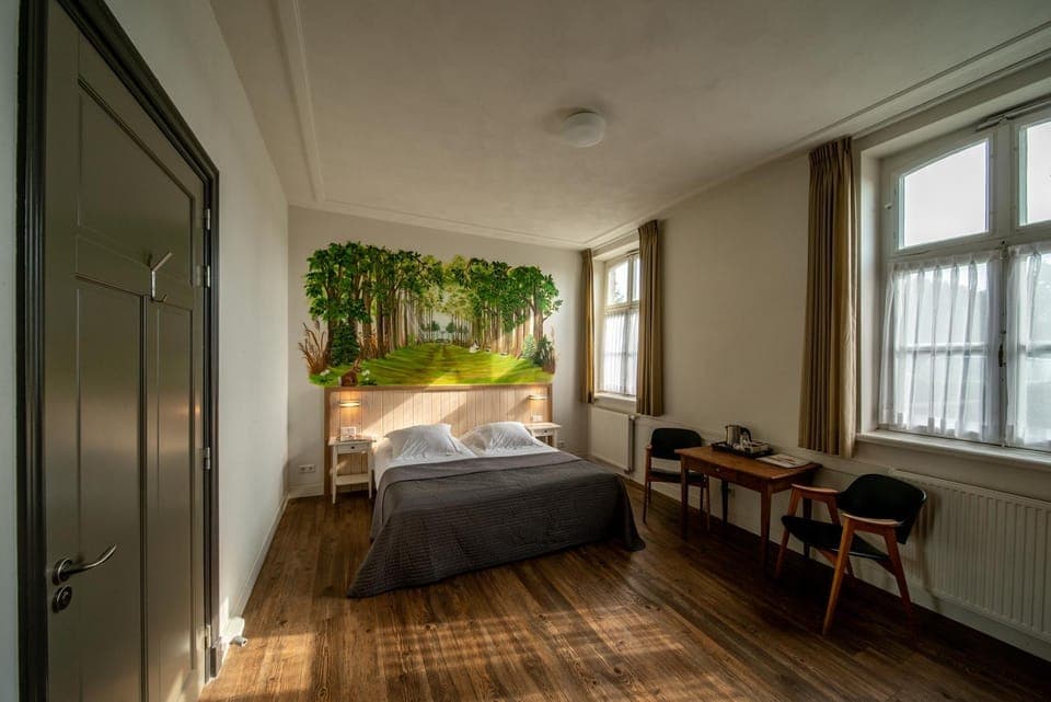 Bed, Photo of the whole room, Seating area, Bedroom