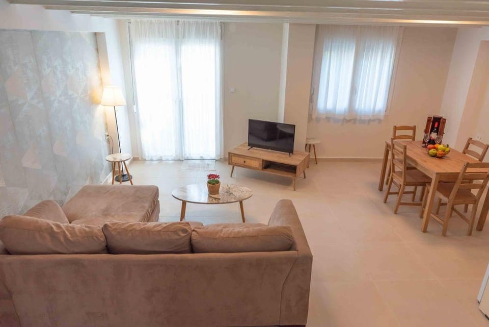 Communal lounge/ TV room, TV and multimedia, Living room, Seating area, Dining area