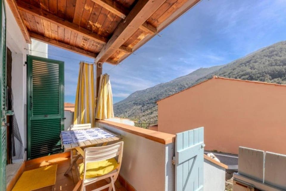 Natural landscape, View (from property/room), Balcony/Terrace, Dining area, Mountain view