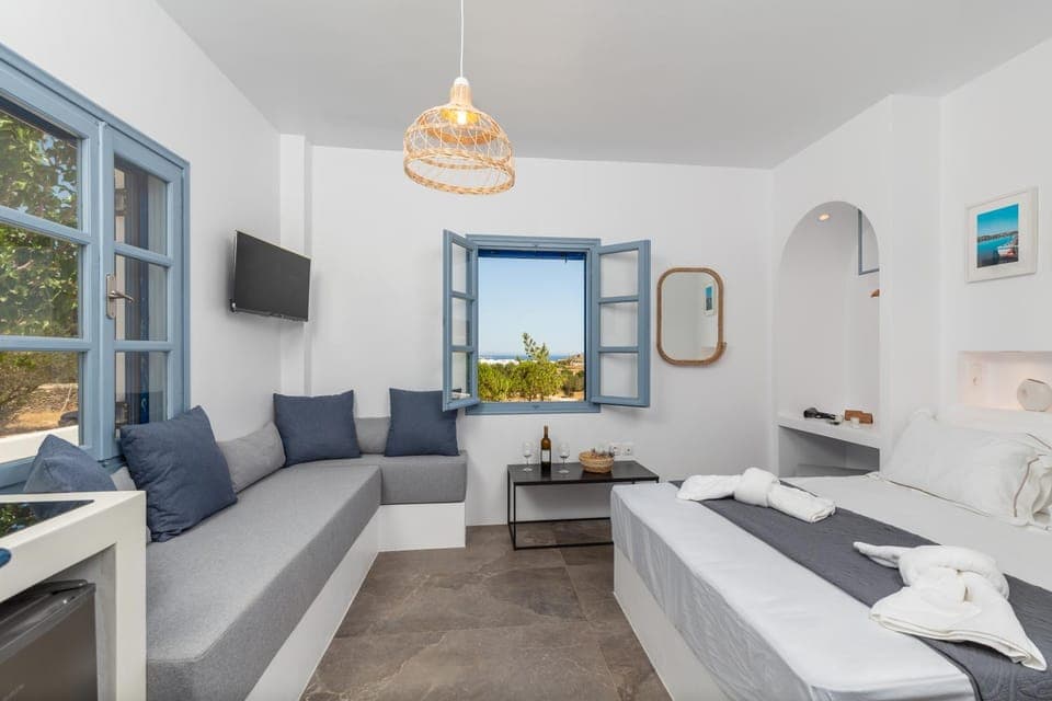 Bed, TV and multimedia, Living room, Photo of the whole room, Seating area, Bedroom, towels