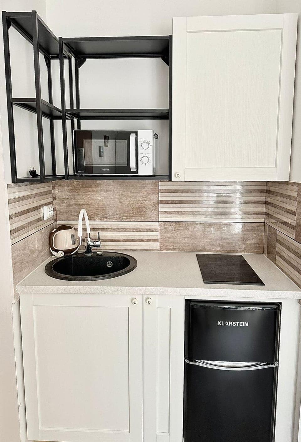 Kitchen or kitchenette, minibar, stove