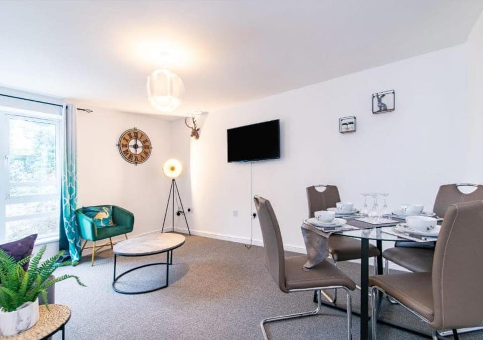 TV and multimedia, Living room, Seating area, Dining area