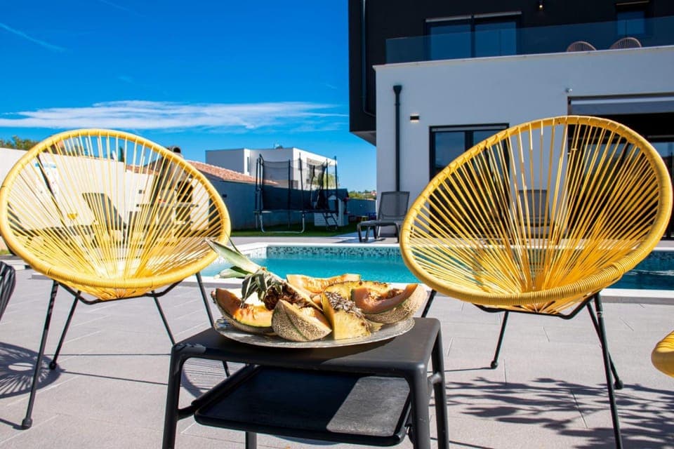 Patio, Day, View (from property/room), Balcony/Terrace, Balcony/Terrace, Living room, Food and drinks, Seating area, Food, Pool view, Swimming pool, Breakfast, Continental breakfast, Lunch, Dinner, Drinks, sunbed