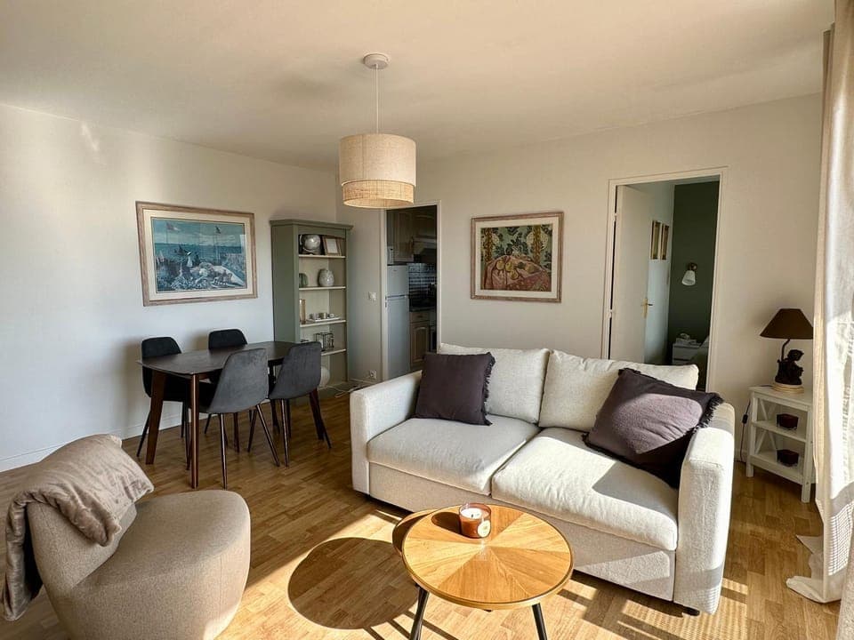 Living room, Seating area, Dining area