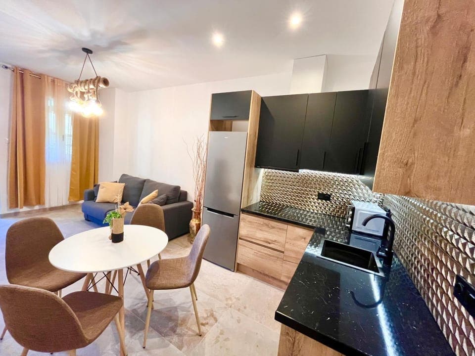 TV and multimedia, Kitchen or kitchenette, Living room, Seating area, Dining area