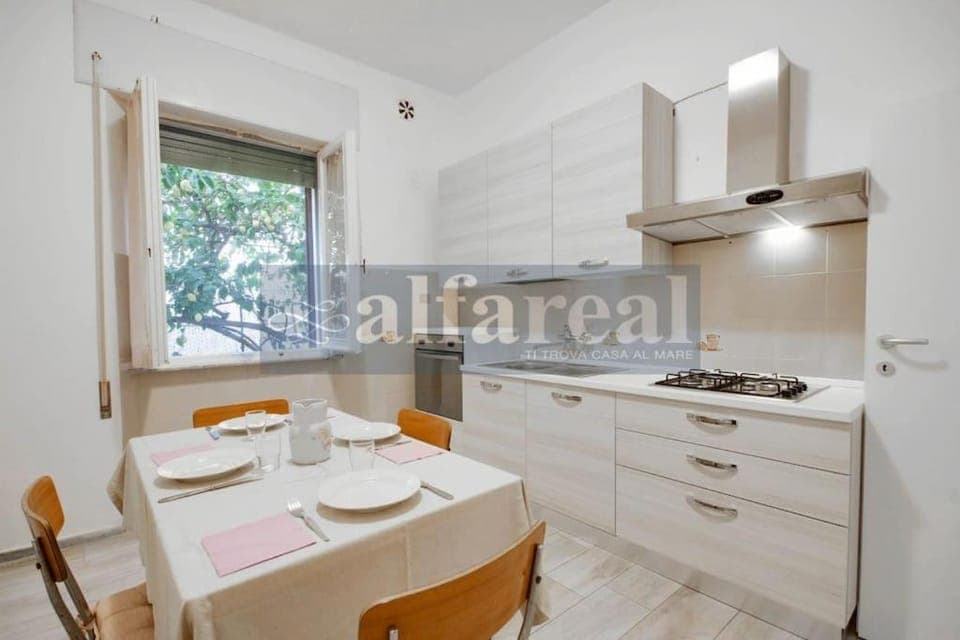 Kitchen or kitchenette, pet friendly, stove