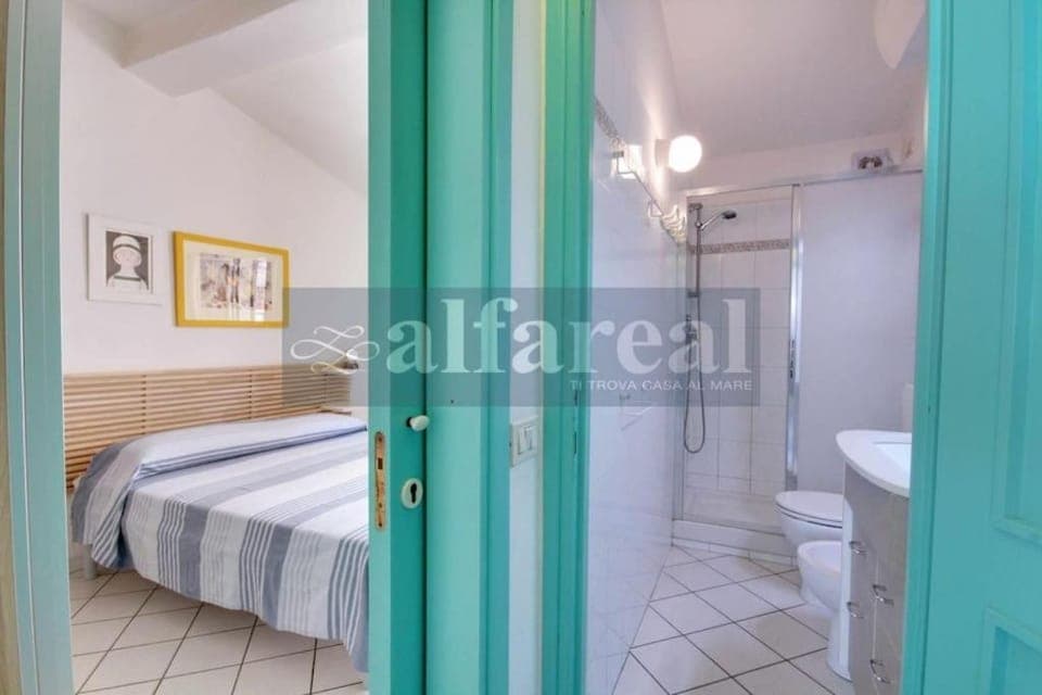 Shower, Toilet, Bed, Bathroom, Photo of the whole room