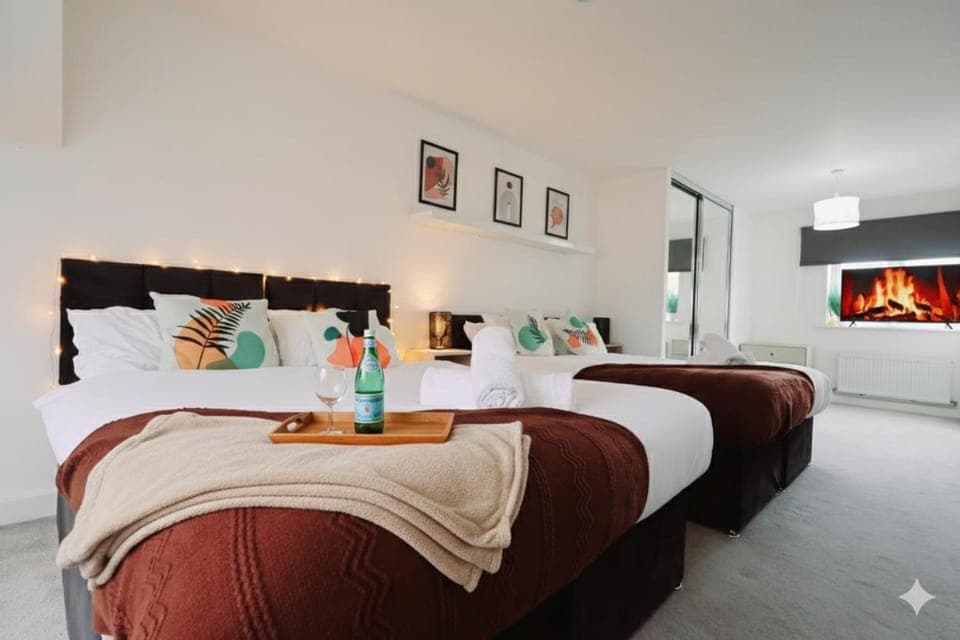 Bed, TV and multimedia, Living room, Photo of the whole room, Seating area, Bedroom