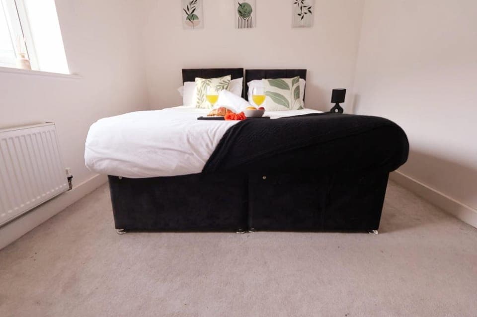 Bed, Photo of the whole room, Bedroom, towels