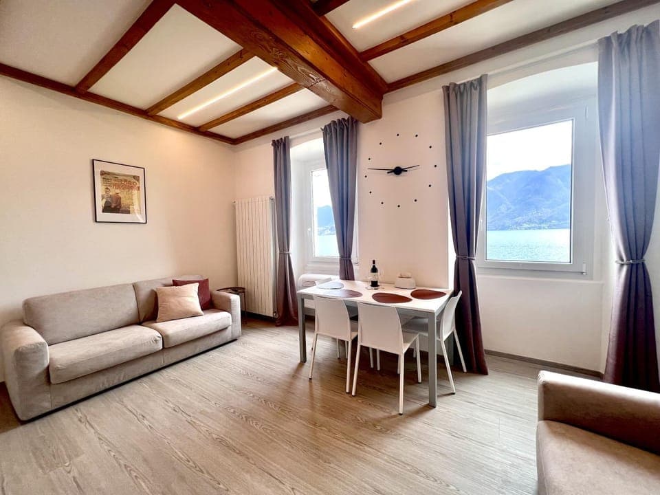 Bed, Seating area, Dining area