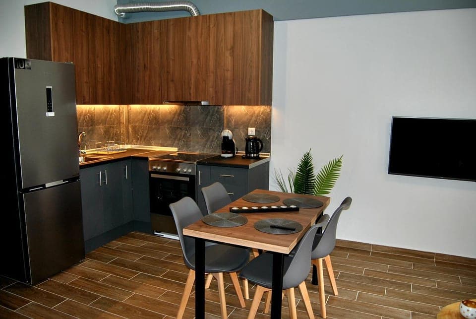 Kitchen or kitchenette, Dining area