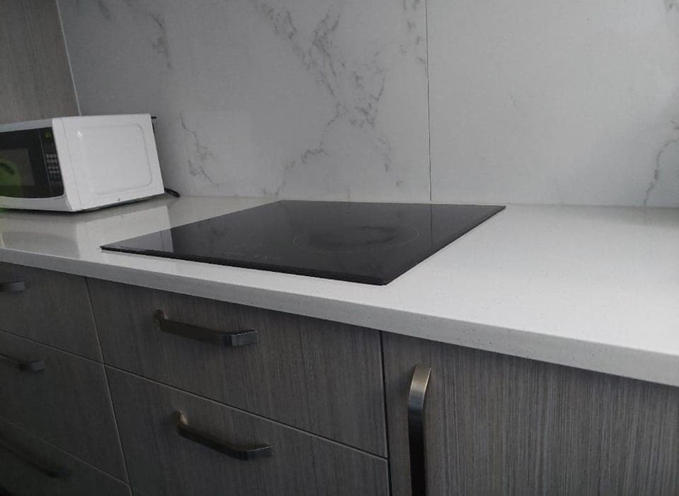 Kitchen or kitchenette, minibar