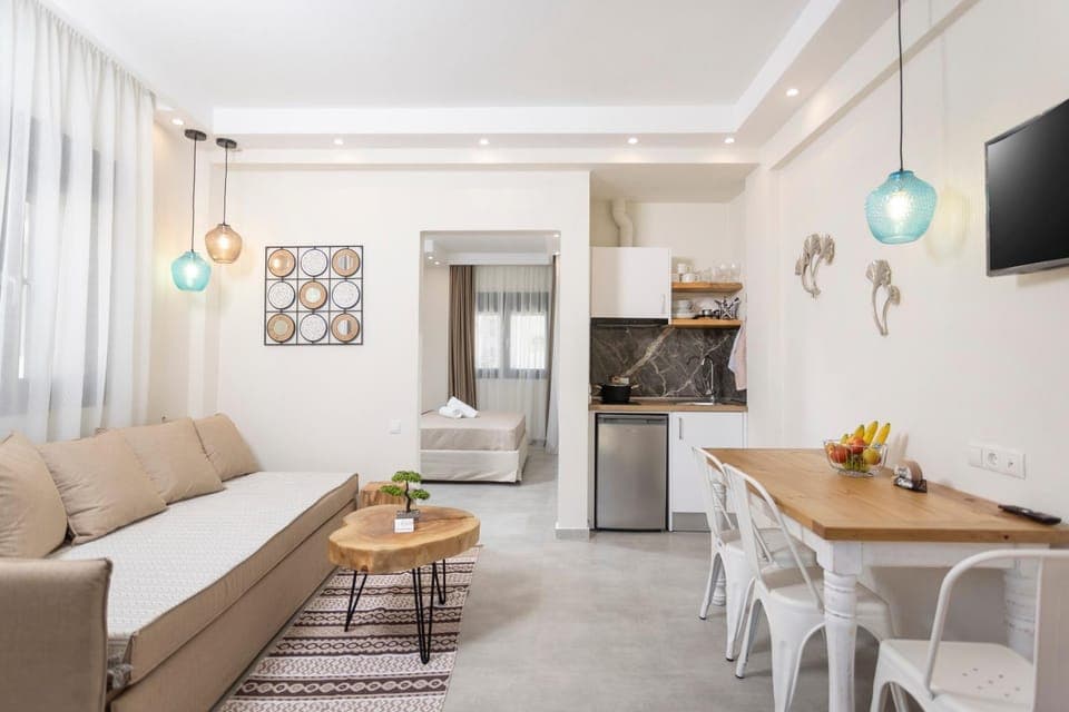 TV and multimedia, Kitchen or kitchenette, Decorative detail, Seating area, Dining area