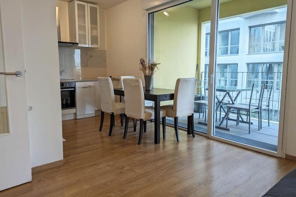 Kitchen or kitchenette, Dining area, minibar, pet friendly