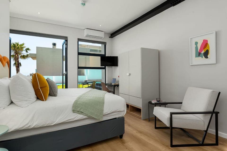 Bed, TV and multimedia, Photo of the whole room, Seating area, Bedroom, wardrobe, air conditioner