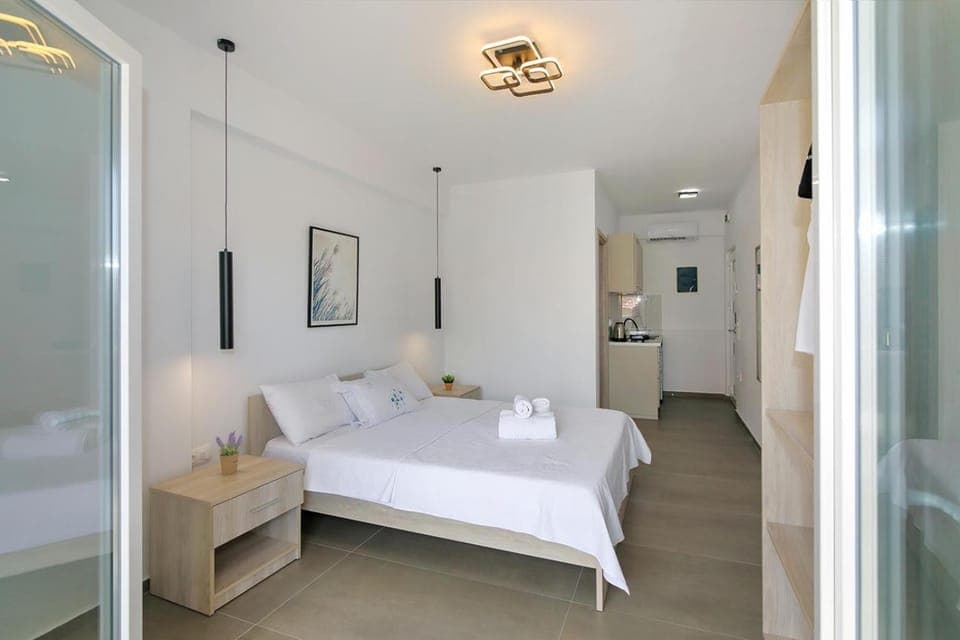 Bed, Kitchen or kitchenette, Photo of the whole room, towels