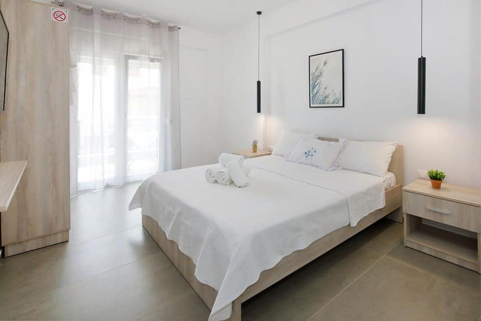 Bed, Living room, Photo of the whole room, towels