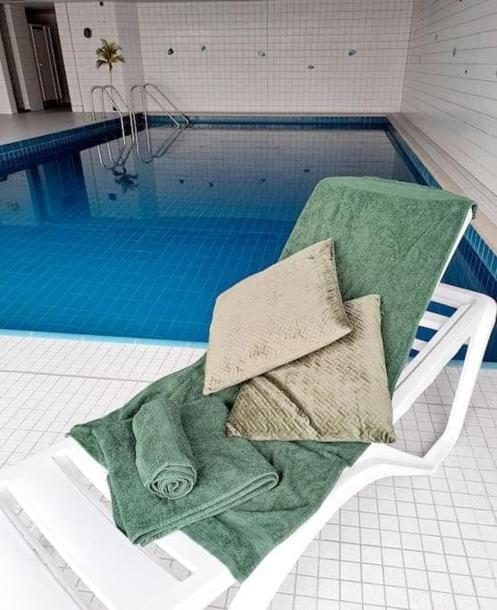 Swimming pool, towels