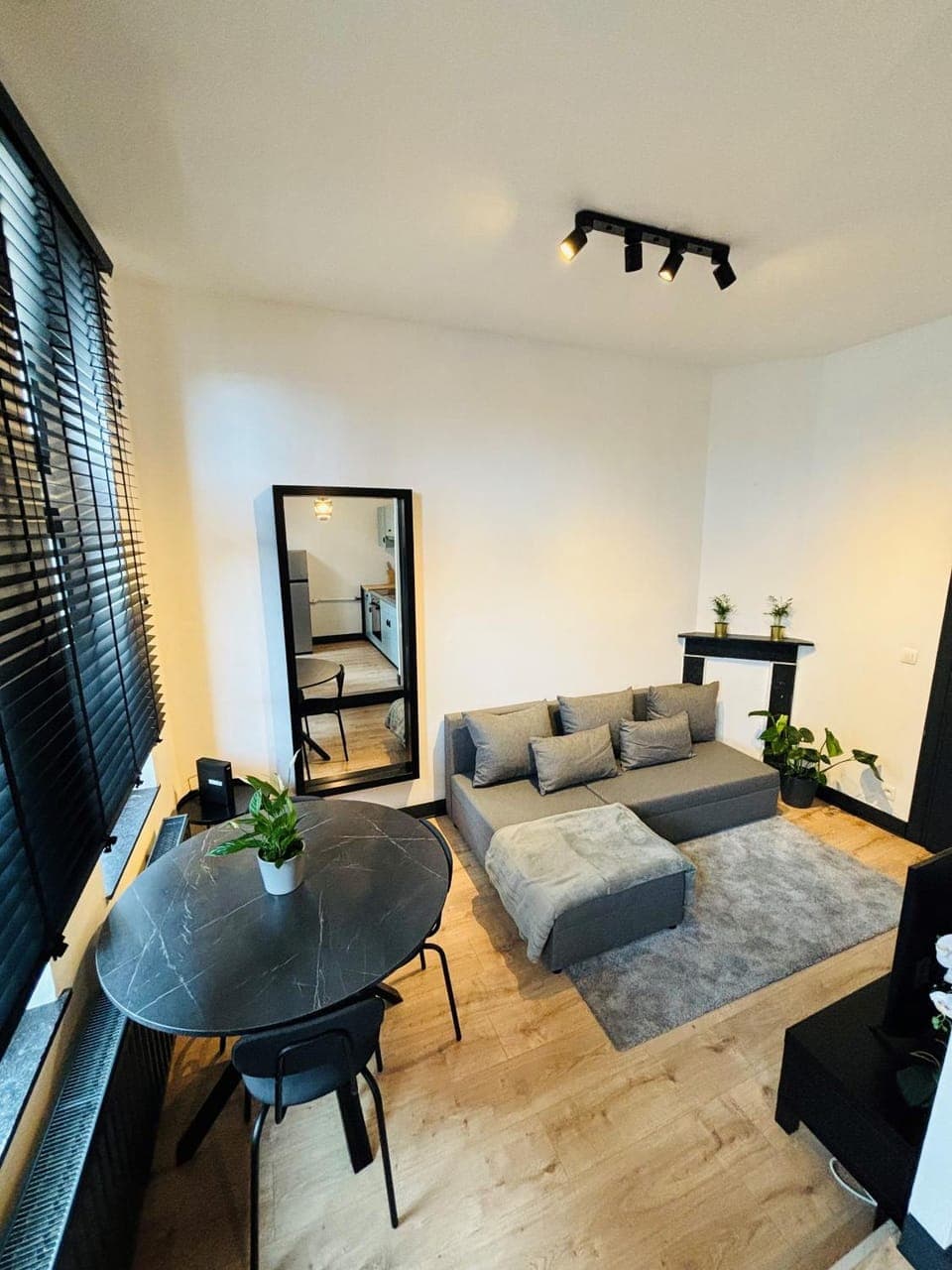 TV and multimedia, Living room, Seating area, Dining area