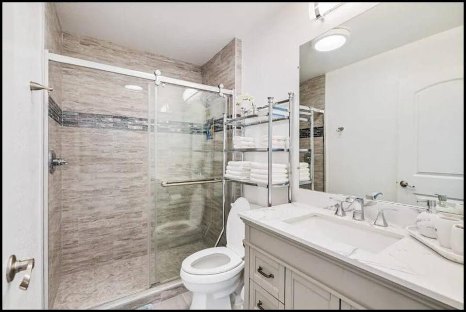 Shower, Toilet, Bathroom, towels