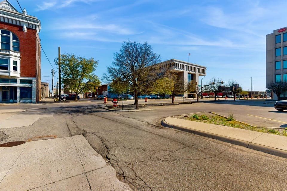 'Downtown Delight' w/ Patio! 1 Mi to Ball State House in Muncie