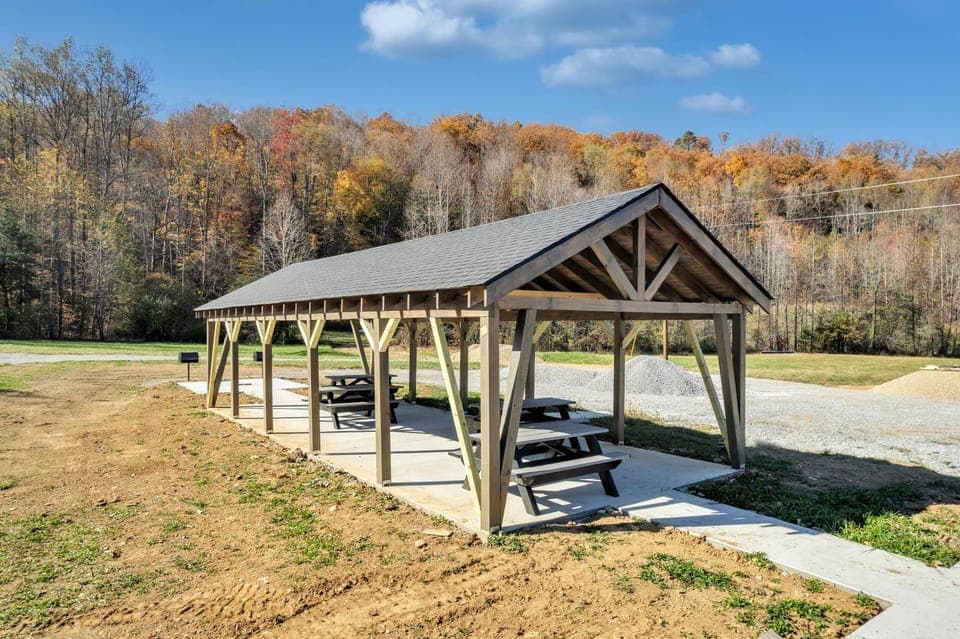 Natures Getaway, Pickleball Court, Creek, WIFI, Mountain Views, Starting at 79" House in Jenkins Mill