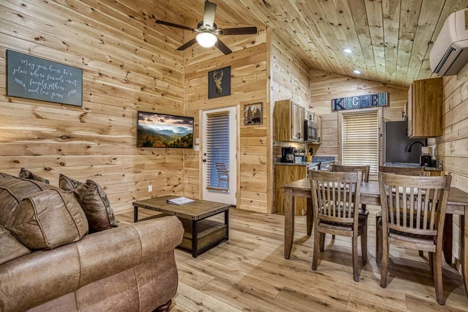 Kerri's Cottage-Pickleball Court, Creek, WIFI, Mountain Views, No Cleaning Fee House in Jenkins Mill