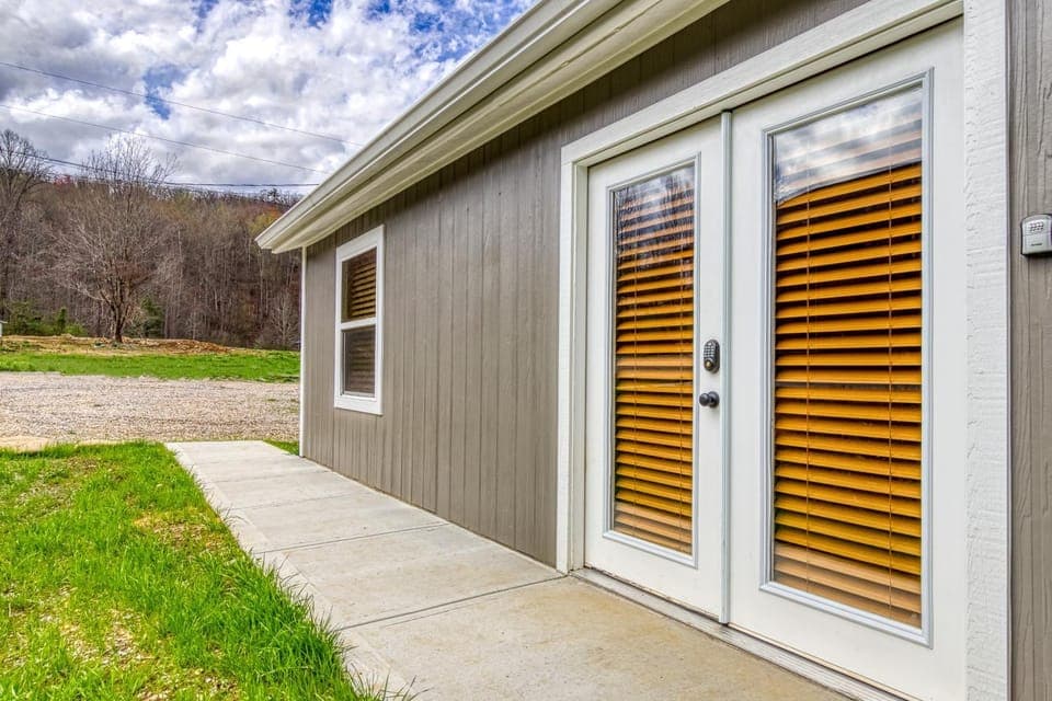 Mountain Majesty-Pickleball Court, Creek, WIFI, Mountain Views, Starting at 69 House in Jenkins Mill