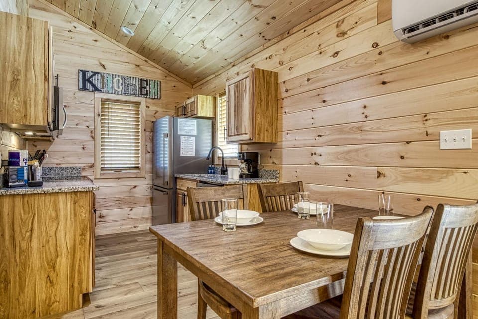 Mountain Majesty-Pickleball Court, Creek, WIFI, Mountain Views, Starting at 69 House in Jenkins Mill