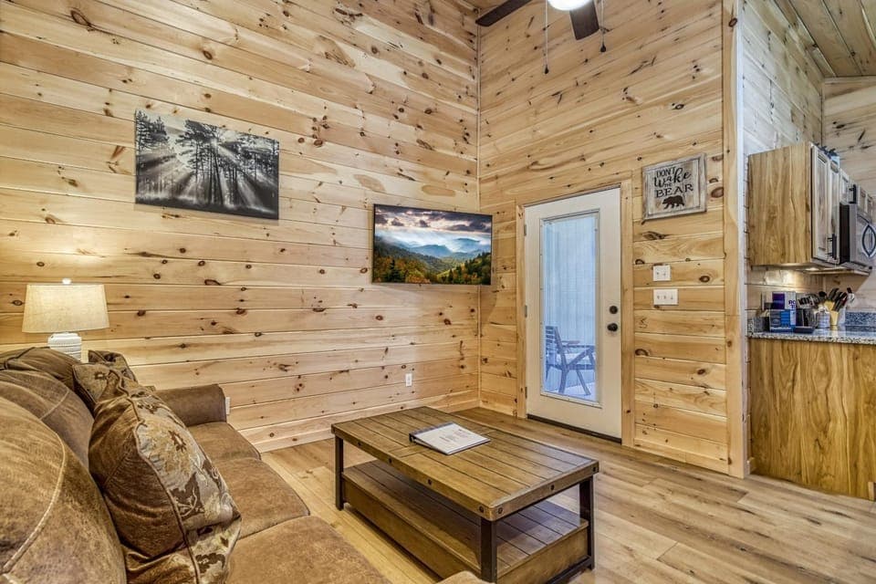 Mountain Majesty-Pickleball Court, Creek, WIFI, Mountain Views, Starting at 69 House in Jenkins Mill