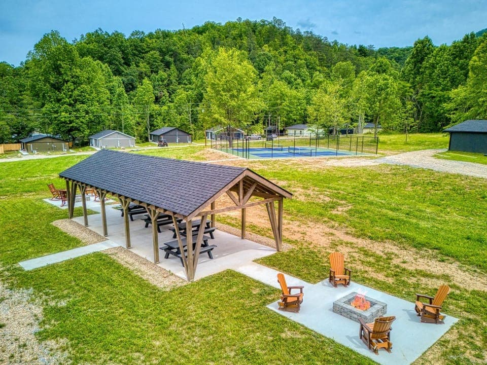 Little Gem Cabin-Pickleball Court, Creek, WIFI, Mountain Views, Starting at 79" Cabin in Jenkins Mill